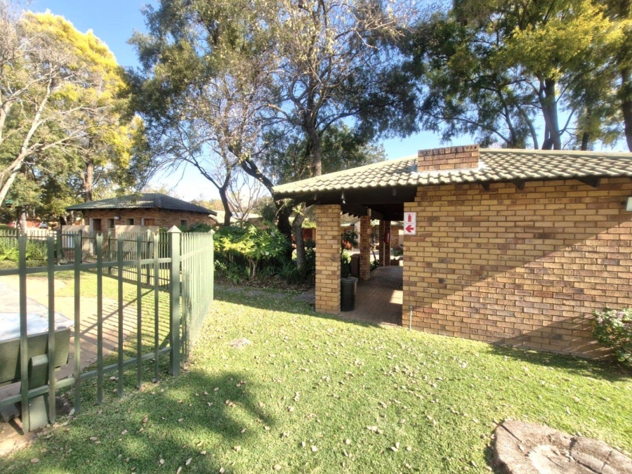 To Let 2 Bedroom Property for Rent in Meerhof North West